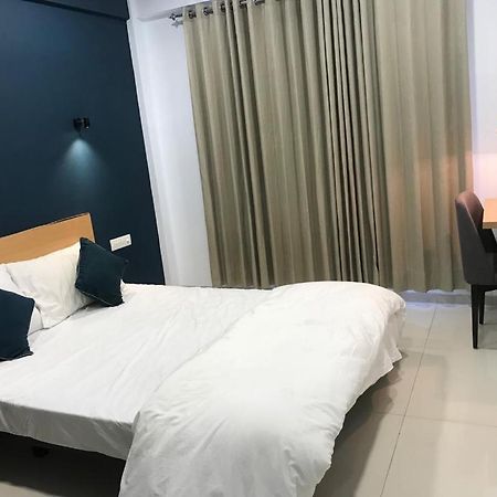 Hooliv 7 Avenues G Block Hotell Pune Exteriör bild
