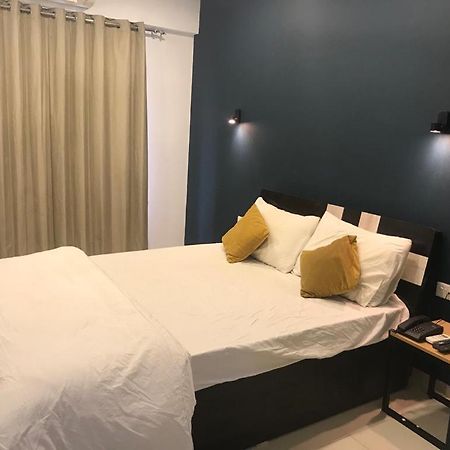Hooliv 7 Avenues G Block Hotell Pune Exteriör bild
