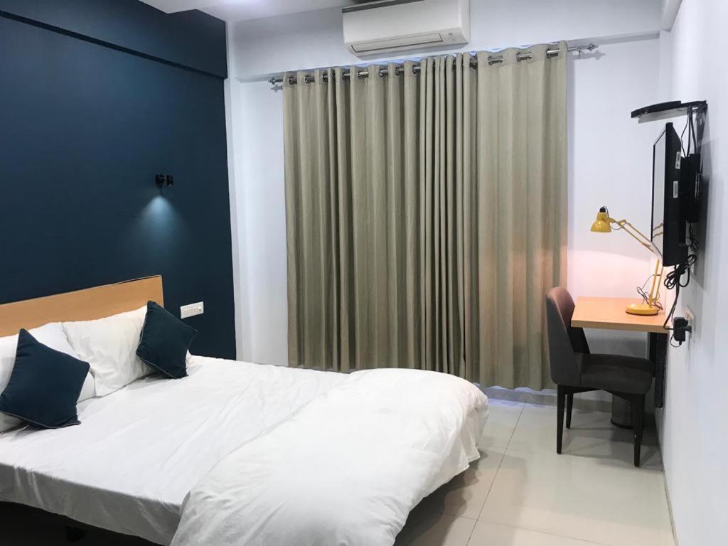 Hooliv 7 Avenues G Block Hotell Pune Exteriör bild
