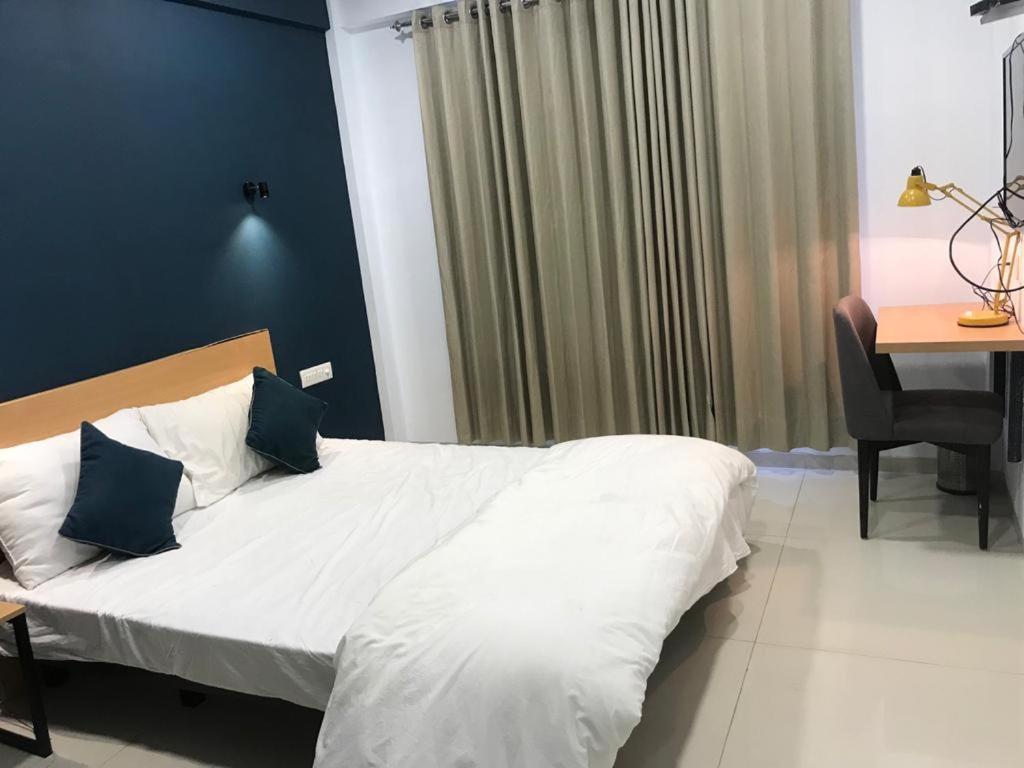 Hooliv 7 Avenues G Block Hotell Pune Exteriör bild