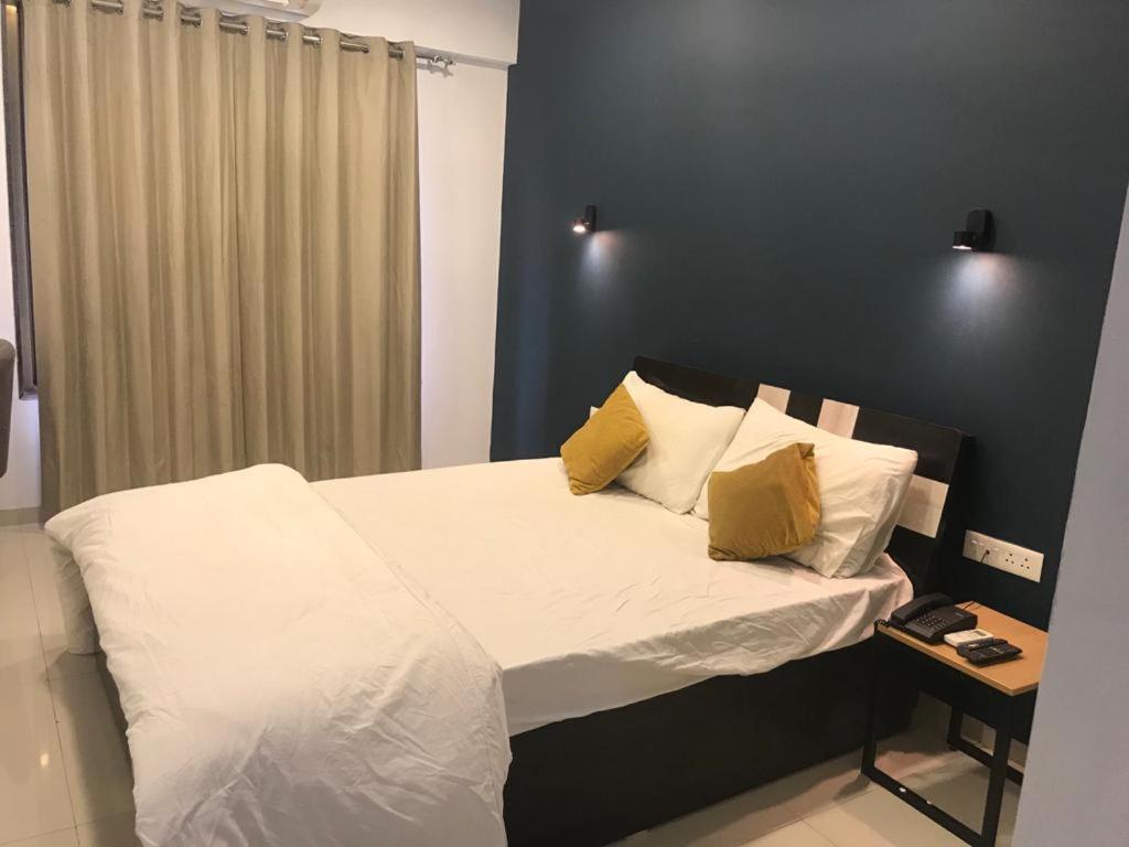 Hooliv 7 Avenues G Block Hotell Pune Exteriör bild